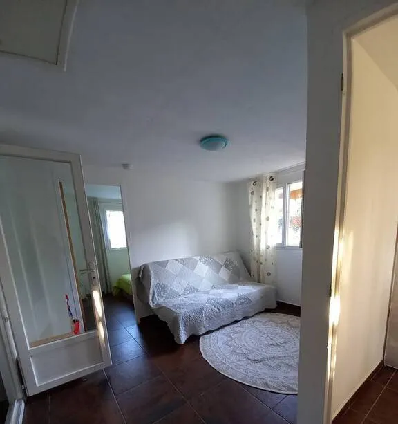 Coin détente avec banquette, entre les deux chambres