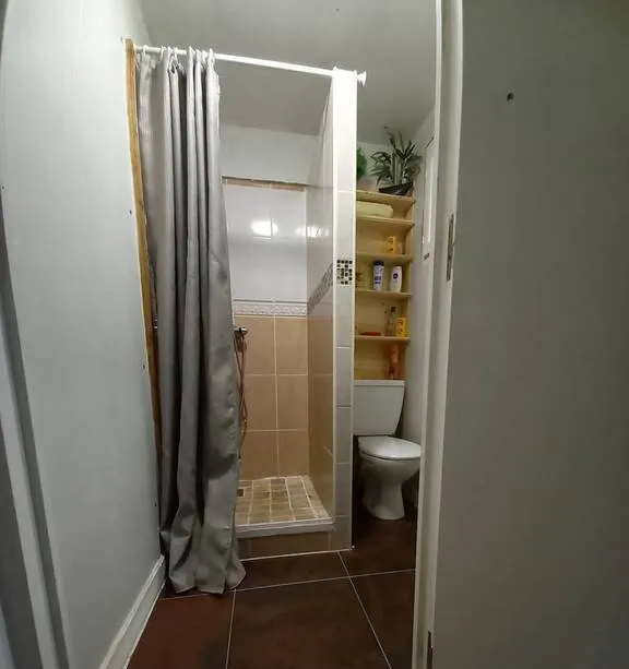 Salle d'eau avec douche et WC